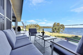 Royal Retreat Peaceful Lakefront, Lake Munmorah